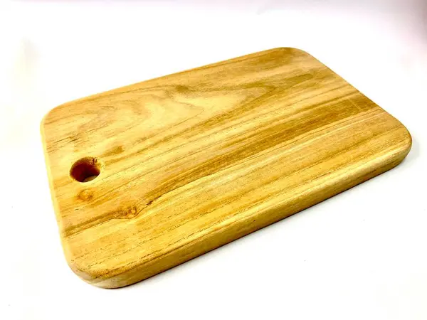 Beyaz arkaplanı olan tahta kesme tahtası.