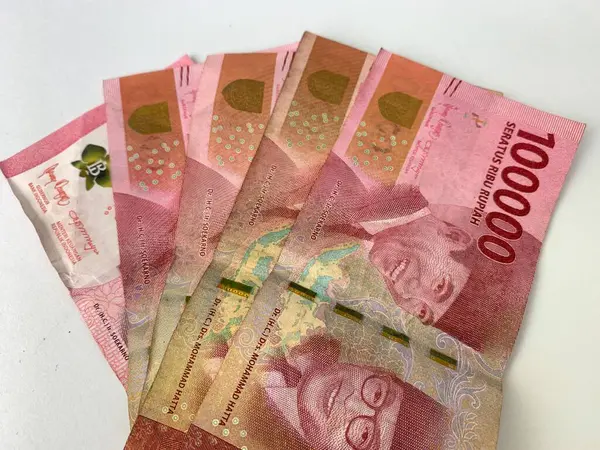 Beş parça Endonezya para birimi değeri 100.000 rupi..