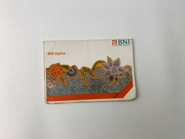 Turuncu ve beyaz dizaynlı BNI tasarruf defteri. Endonezya, Sibolga, 10 Ağustos 2024.