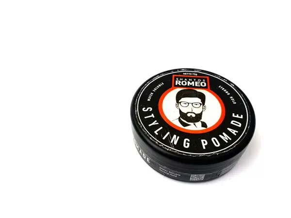 Beyaz bir yüzeyde bir kutu romeo stil pomade. Endonezya, Sibolga, 10 Ağustos 2024.