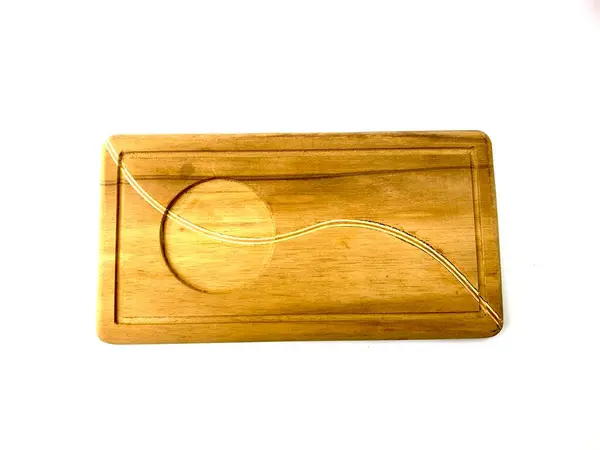 Beyaz arkaplanda oyulmuş dizayn ile ahşap tepsi.