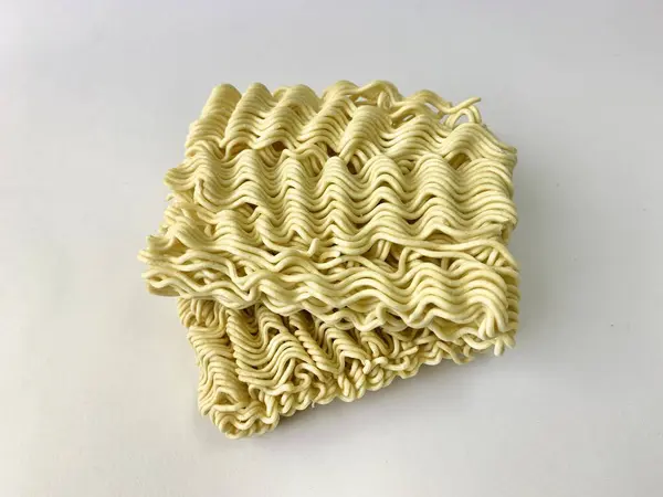 Beyaz arkaplanda bir yığın indomie.