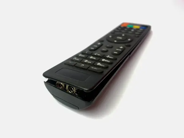 Beyaz arkaplanda bozuk bir televizyon kumandası.