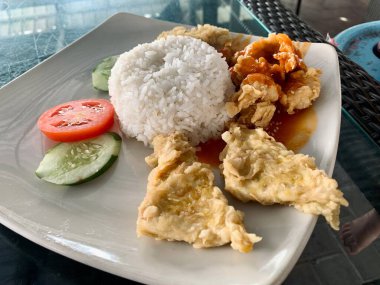 Tepesinde pirinç, tavuk ve sebze olsun..