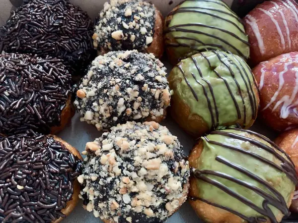 Farklı malzemelerle bir kutu muhtelif çörek..