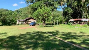 Asyalılar acil durum çadırlarını devriye arabalarıyla taşıyorlar. Endonezya - Sibuluan, 25 Nisan 2025