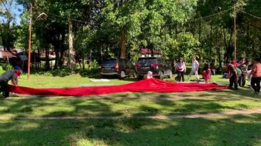 Bir grup Asyalı acil durum çadırı kurma alıştırması yapıyor. Endonezya - Sibuluan, 25 Nisan 2025