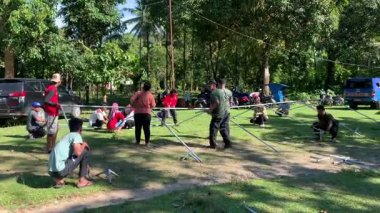 Bir grup Asyalı acil durum çadırı kurma alıştırması yapıyor. Endonezya - Sibuluan, 25 Nisan 2025