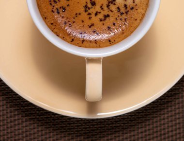 Kahve fincanı ve kapsüller.