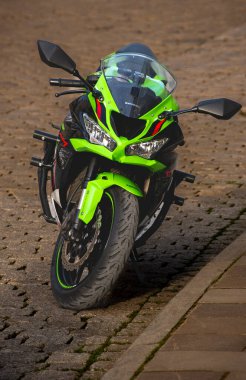 Motosiklet şehre park edilmiş.