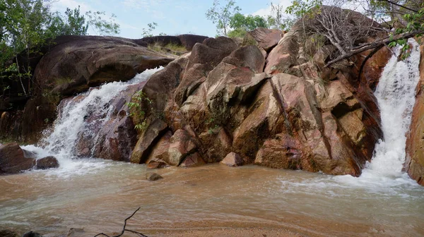Dağlardan akan iki şelale