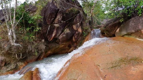 Su akışı, kayaların yüzeyinde ve yarıklarında akan bir nehirdir.