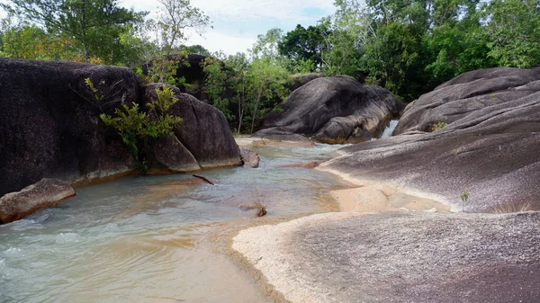 Dağlardan akan nehirde akan kaya oluşumlarının görüntüsüyle sakin bir atmosfer.