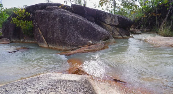 Kayaların arasındaki boşluktan akan taze bir dağ nehri.