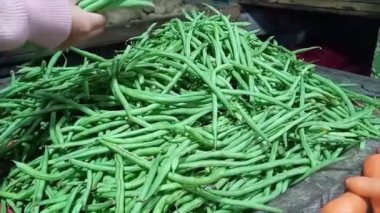 Muntok Şehir Marketi 'nde gün içinde Endonezya' da sebze seçen sakinlerin etkinliği