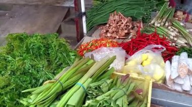 Muntok City, Endonezya 'daki geleneksel pazarda çiğ sebzeler ve baharatlar