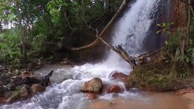 Yoğun Yağmur Ormanının İçindeki Dağlardan Şelale