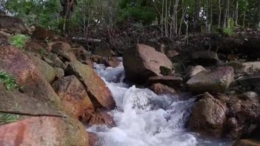 Nehrin kaya oluşumlarından akan akarsuyun güzelliği.
