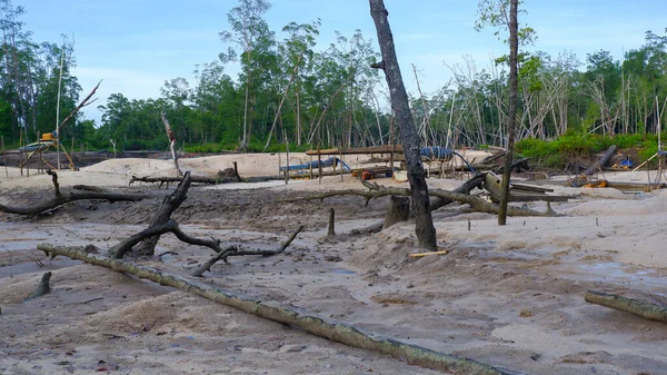 Gündüz vakti Belo Laut Köyü 'nde kum ve teneke ocağı madenciliği tarafından yok edilen bir bölgenin manzarası