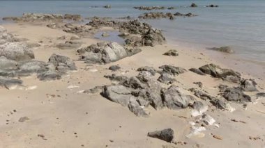 Muntok, Endonezya 'daki sahildeki kayalıkların manzarası.