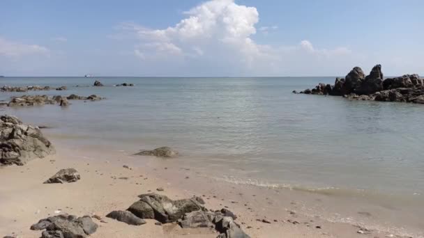 Naturalny Widok Plażę Formacjami Skalnymi Podczas Odpływu Ciągu Dnia Indonezji — Wideo stockowe