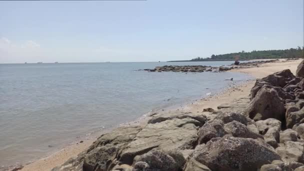 Naturalne Krajobrazy Przypływu Odcinkiem Skał Plaży Ciągu Dnia Mieście Muntok — Wideo stockowe