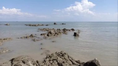 Endonezya 'nın Muntok şehrinde, alçak dalgalarda görülen kayaların manzarası