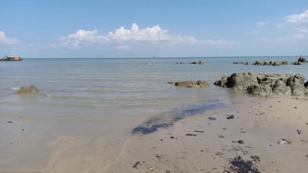 Widok Ocean Plaży Kamieniami Ciągu Dnia Mieście Muntok Indonezja — Wideo stockowe