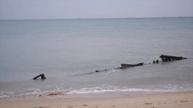 Öğleden sonra sahilde sakin dalgalarla deniz suyunun doğal görüntüsü.
