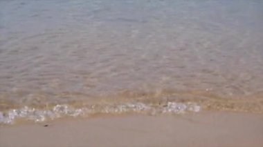 Öğleden sonra Muntok şehrindeki kumsalda açık deniz suyu dalgaları