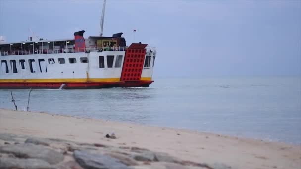 有乘客的渡船 在海上平静的时候 在下午就要出发了 — 图库视频影像