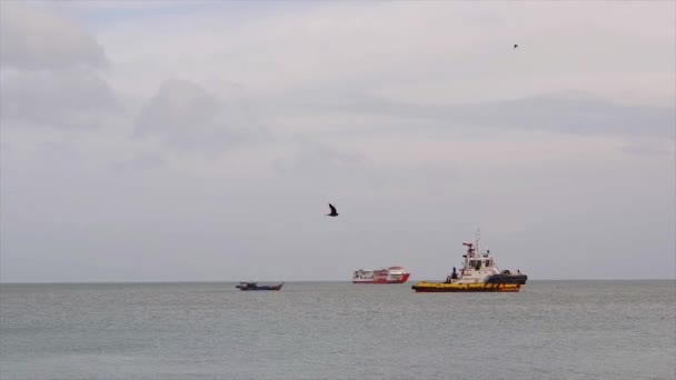 Meerblick Ist Ruhig Mit Einigen Booten Vor Anker — Stockvideo