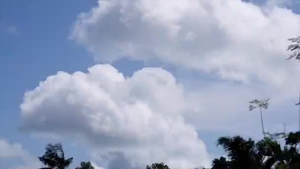 Nagranie Dwa Duże Białe Chmury Czystym Niebieskim Niebie Wiosce Belo — Wideo stockowe