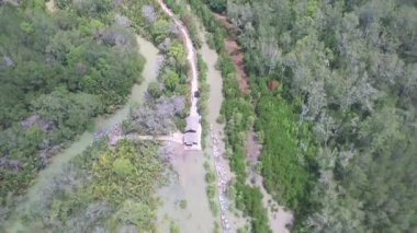 Belo Laut Köyü 'nde Tropikal Mangrov Ormanı ve Nehir Akışı' ndan Hava Görüntüsü