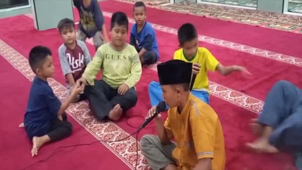 Muntok Indonesia March 2023 Cheerful Children Reciting Eid Fitrtakbir Mosque — 图库视频影像