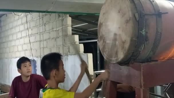 Muntok Indonesia March 2023 Two Small Children Beating Drum Mosque — Stock Video