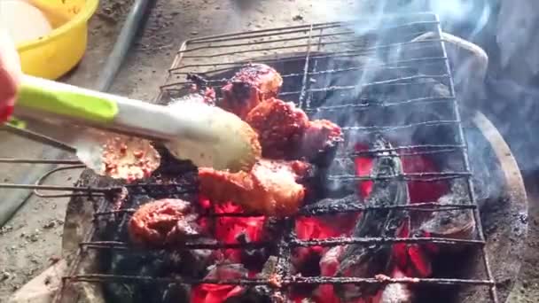 シンプルな火のストーブで蜂蜜焼きチキン食事を加工 — ストック動画