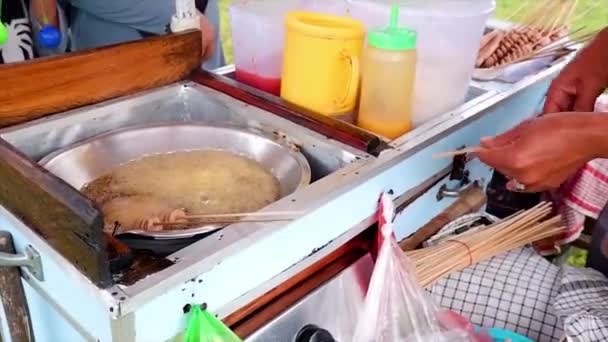 Muntok Endonezya Küçük Satıcılar Tarafından Satılan Kızarmış Sosislerin Sokak Yemekleri — Stok video