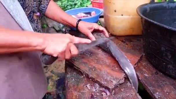 Руки Азиатки Очищающие Рыбьи Весы Деревянном Столе — стоковое видео