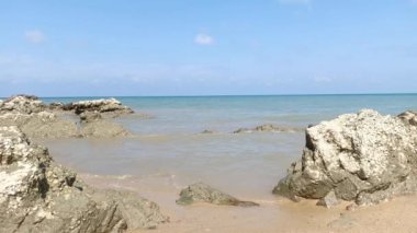 Endonezya, Pelerininizde, Alçak Gelgit sırasında Deniz kenarındaki Büyük Kayaların Görüntüsü