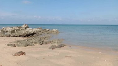 Endonezya 'nın Muntok kasabasında, temiz kumsallı deniz kenarındaki kayalıklar.