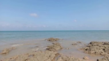 Mavi Deniz Suyunun Doğal Manzarası Birkaç Kayalık Aracıyla