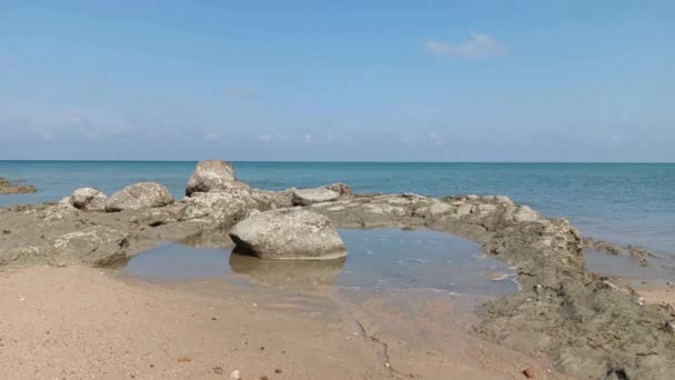 Paisaje Natural Montones Rocas Circulares Playa Día Soleado Ciudad Muntok — Vídeo de stock