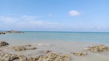 Gündüz Okyanusun Doğal Manzarası Kayaların Genişliğiyle