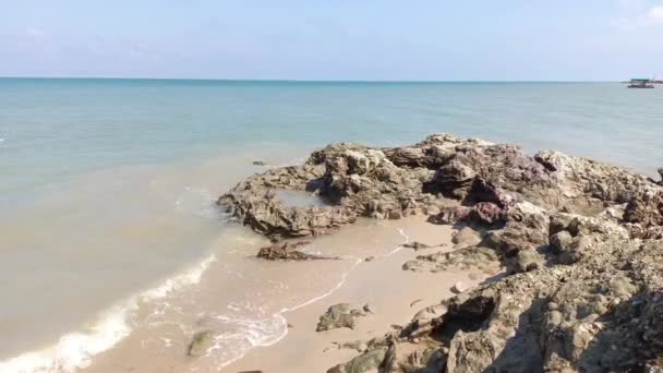 Formaciones Rocas Playa Con Pequeñas Olas Marinas Ciudad Muntok Indonesia — Vídeo de stock