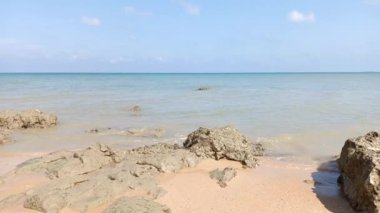 Endonezya 'nın Muntok kasabasında, Alçak Gelgit sırasında deniz kenarındaki kayalar