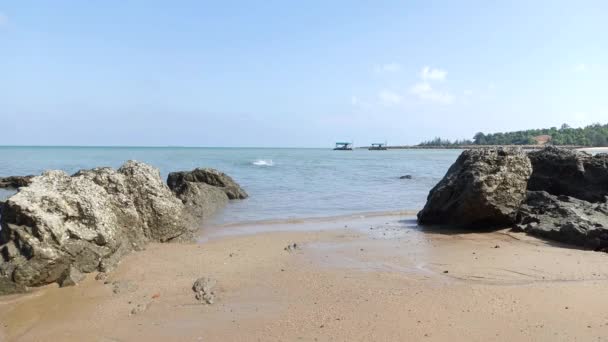 Panorama Natural Del Océano Con Dos Formaciones Rocosas Playa — Vídeo de stock
