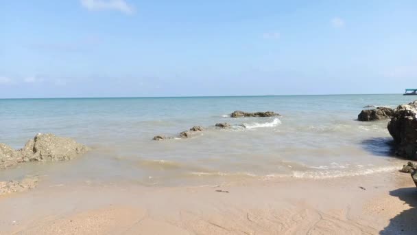 Naturalny Widok Ocean Małych Fal Które Zablokowane Przez Skały Plaży — Wideo stockowe