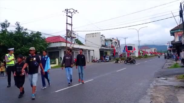 Muntok Indonesia September 2022 Activiteit Van Mensen Die Weg Oversteken — Stockvideo