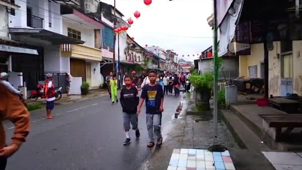 Muntok Indonesia September 2022 People Walking Casually Alleys City Streets — Stock Video
